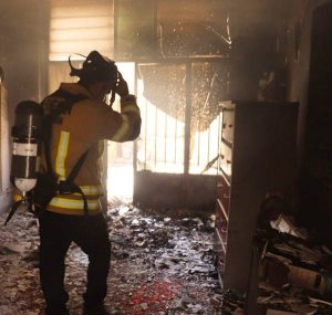 نجات فرد مجروح از بین شعله‌های آتش توسط آتش‌نشانان